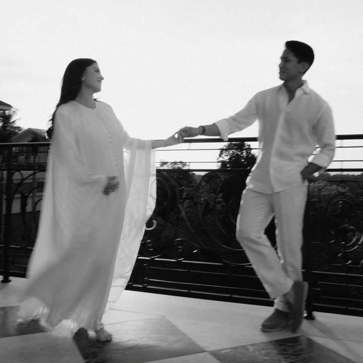 <p>Pangeran Mateen pertama kali mengumumkan kehamilan pertama istrinya pada Oktober lalu di Instagram, Bunda. Pria 34 tahun ini mengunggah foto mesranya bersama sang istri. "<em>And then there were 3</em> (Dan kemudian ada 3)," tulis Pangeran Mateen. (Foto: Instagram @tmski)</p>