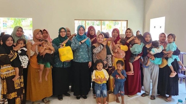 Ketua TP-PKK Situbondo, Husna Laili, ajak masyarakat peduli gizi anak, Penyaluran 690 paket PMT untuk cegah stunting dan dukung masa depan generasi penerus.