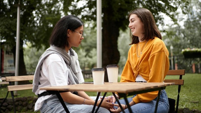 Orang rendah hati biasanya adalah pendengar yang baik. Mereka berusaha memahami lawan bicaranya.