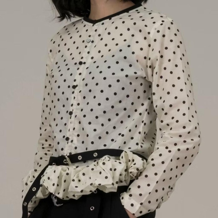 Tutu shirt dari brand Argyle & Oxford ini menampilkan motif polkadot klasik dengan detail puff manis di bagian bawah. Kemeja ini juga dilengkapi belt lepas-pasang untuk mempertegas siluet saat di-layer.
