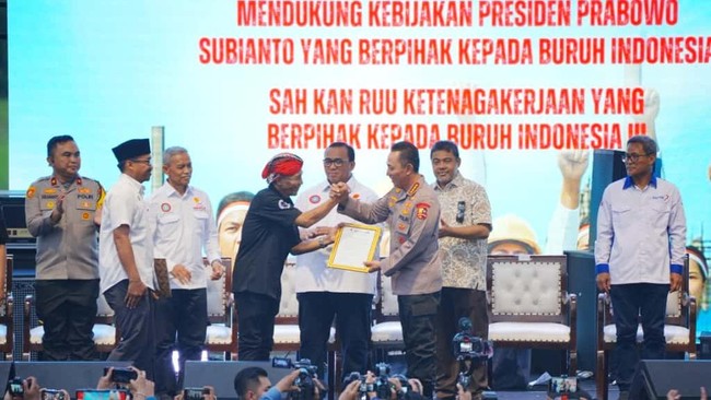 Kapolri Ajak Buruh Sinergi Jaga Stabilitas, Dukung Program Pemerintah Kapolri Listyo Sigit menekankan sinergi Polri dan buruh untuk menjaga stabilitas kamtibmas, mendukung pertumbuhan ekonomi, dan kesejahteraan masyarakat.