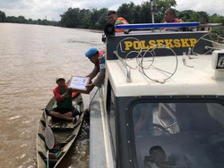 Kapal Jalur Hadir di Tepian Sungai Siak: Bawa Sembako-Bersihkan Sampah
