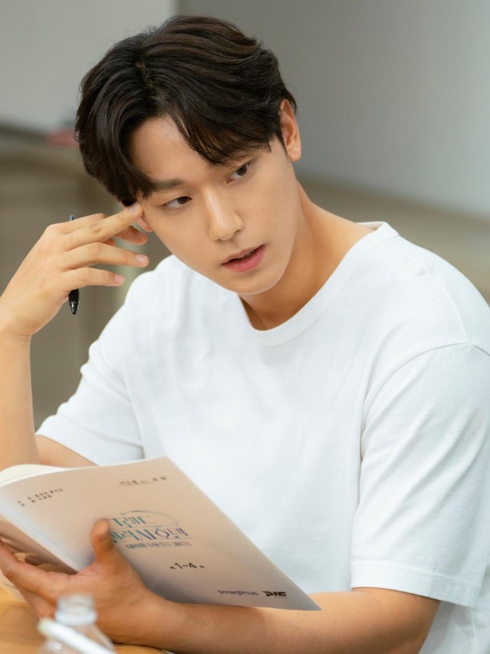 Lee Do Hyun akan memerankan karakter Eun Ha pemilik Grand Galaxy Hotel yang baru menggantikan pemilik sebelumnya yang menghilang secara misterius.