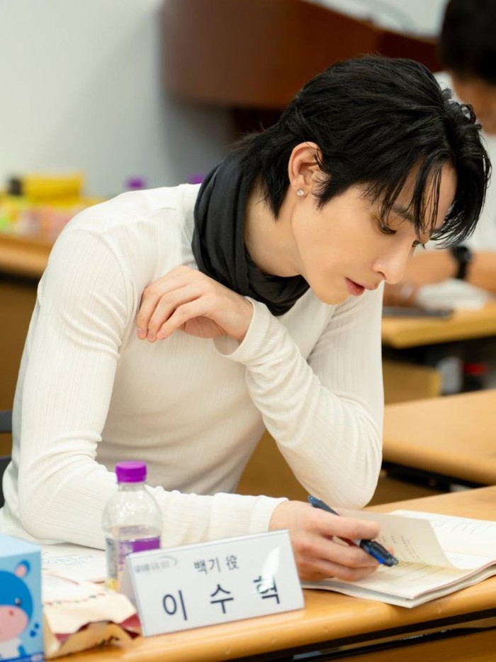 Nama Lee Soo Hyuk hampir selalu dikaitkan dengan karakter misterius, berkarisma, dan berkelas dan kehadirannya di Grand Galaxy Hotel tentu jadi salah satu hal paling ditunggu.