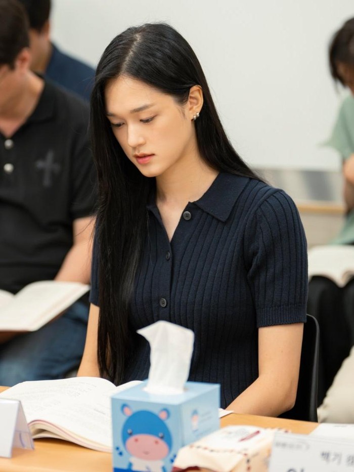 Sebagai pendatang baru, aktris muda Lee Su Hyun ikut melengkapi jajaran pemain utama Grand Galaxy Hotel.