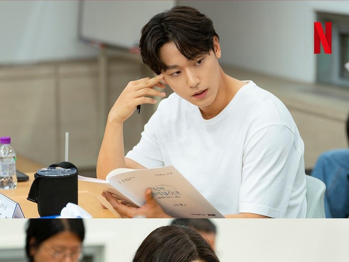 Lee Do Hyun akan bertransformasi sebagai sosok pemilik hotel baru dengan masa lalu gelap. Ia adalah Eun Ha, yang muncul menggantikan pemilik hotel sebelumnya menghilang secara tiba-tiba.

Di sisi lain, ada aktris Shin Si Ah yang akan tampil memerankan karakter Sang Soon yakni satu-satunya karyawan manusia di Grand Galaxy Hotel.