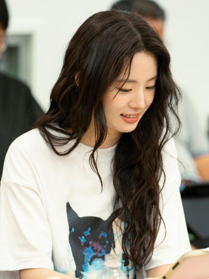 Sukses dan makin dikenal berkat perannya sebagai Pyo Nam Kyung di Resident Playbook, kini Shin Si Ah  kembali jadi sorotan karena keterlibatannya di drama Grand Galaxy Hotel.