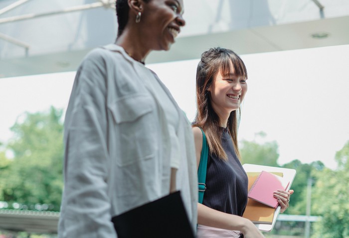 Orang rendah hati punya hubungan erat dengan orang-orang di sekitarnya. Mereka mampu menjalin hubungan yang baik karena orang lain merasa nyaman.