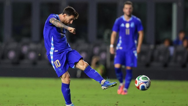 3 Umpan Ajaib Messi, Argentina Menang dalam 89 Menit Lionel Messi memberikan tiga umpan ajaib untuk tiga gol Argentina saat membantai Puerto Rico dalam pertandingan uji coba yang berlangsung 89 menit.