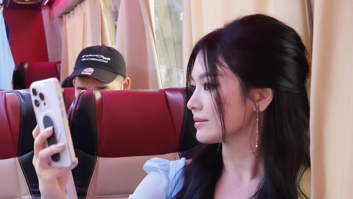 Intip Deretan Potret Cantik Song Hye Kyo di Balik Layar Drakor Genie, Make a Wish