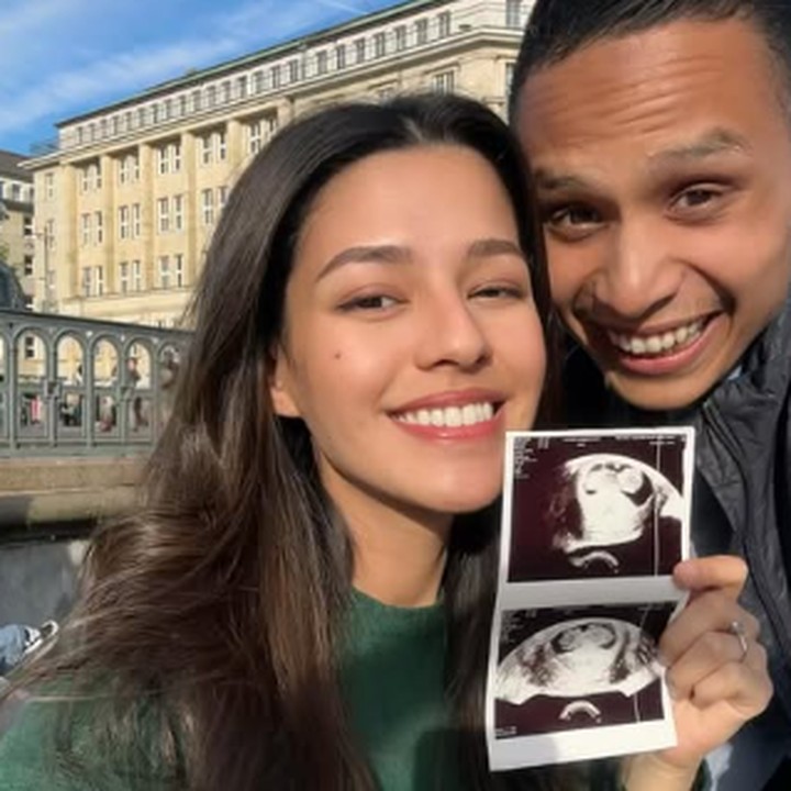 <p>Belum lama ini, artis Susan Sameh mengumumkan kabar kehamilan pertamanya ke publik. Susan membagikan kabar bahagia tersebut saat berada di London, Inggris, bersama suaminya Khalid Atamimi. Dalam potret yang dibagikan, Susan memamerkan foto USG kehamilannya. Di foto lain, Susan dan suami tampak berpose di jembatan Westminster dengan pemandangan indah sungai Thames. "Tak pernah aku sangka, tubuh ini menjadi rumah, bagi jiwa kecil yang belum pernah aku temui, tapi sudah aku cintai sepenuhnya. MasyaAllah," tulisnya dalam unggahan ini. (Foto: Instagram/susansameeh)</p>