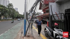 FOTO: Tiang-tiang Miring dan Kabel Semrawut di Tebet