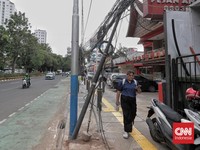 Tiang-tiang Miring dan Kabel Semrawut di Tebet