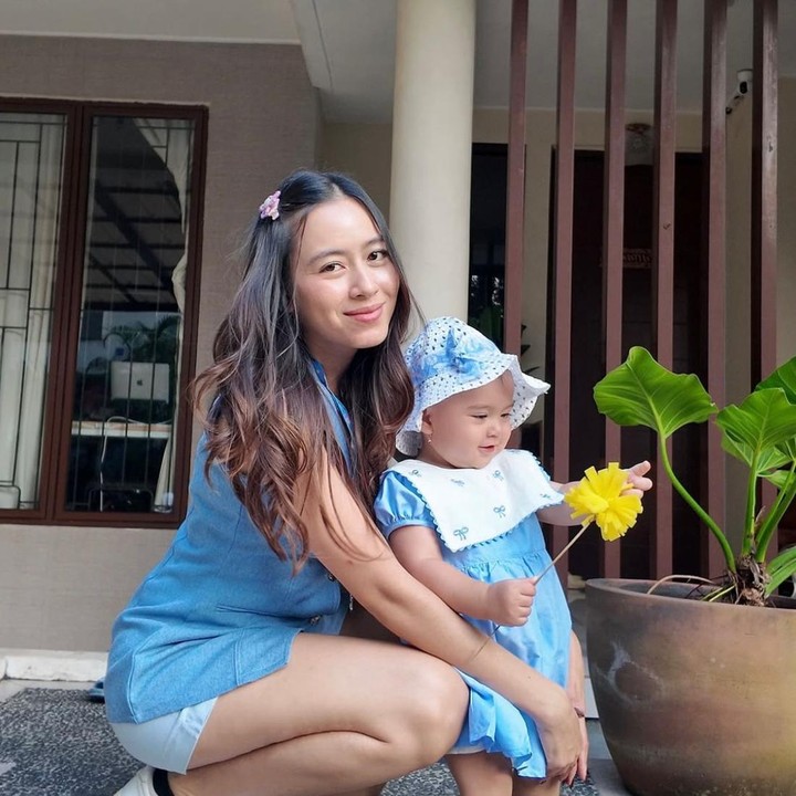 <p>Sejak pertama kali diperlihatkan ke publik, Victoria langsung mencuri hati netizen. Victoria memiliki wajah blasteran mewarisi pesona dari kedua orang tuanya yang berdarah Kanada dari sang Ayah dan Prancis-Bali dari sang Bunda. (Foto: Instagram @laura_theux)</p>