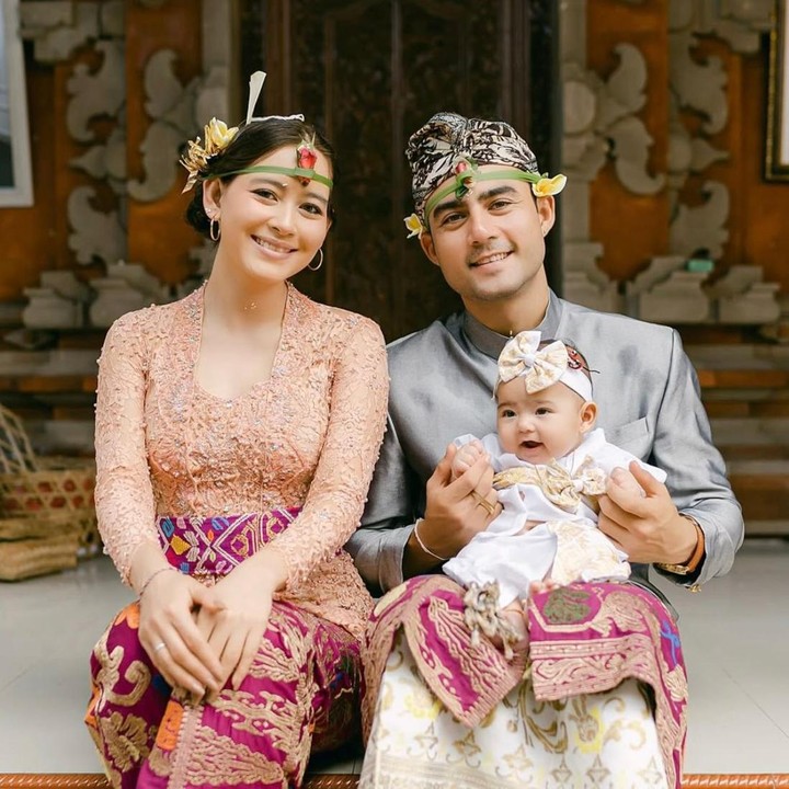 <p>Laura Theux dan Indra Brotolaras mengawali perjalanan rumah tangga mereka pada 23 Maret 2023. Kebahagiaan keduanya pun semakin bertambah saat putri pertama mereka, Wayan Victoria Semesta Brotolaras, lahir pada 24 April 2024. Kini, Si Kecil sudah berusia satu tahun, Bunda. (Foto: Instagram @laura_theux)</p>