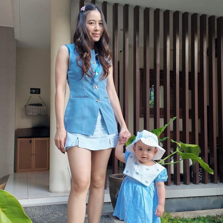 <p>Melalui unggahan di Instagram pribadinya, Laura Theux kerap membagikan berbagai momen kebersamaannya dengan Victoria. Di usianya yang baru menginjak satu tahun, Si Kecil ini sudah pintar mengoceh, Bunda. (Foto: Instagram @laura_theux)</p>