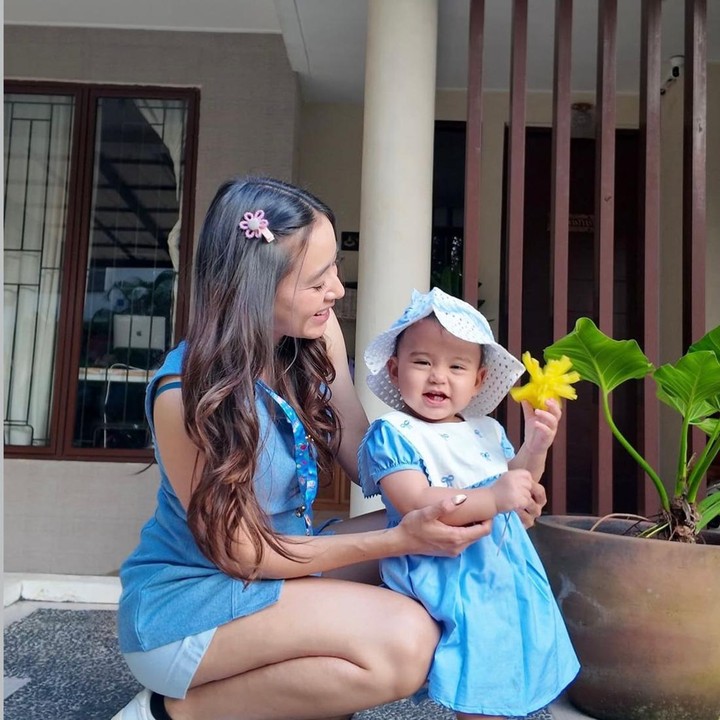 <p>Dalam unggahan baru-baru ini, Laura Theux mengungkapkan rasa bahagianya melihat sang putri tumbuh begitu cepat dan makin menggemaskan. "Kok sudah gedeee siii Victoriaaaaa, tebak umur Victoria sekarang????" tulis Laura. (Foto: Instagram @laura_theux)</p>
