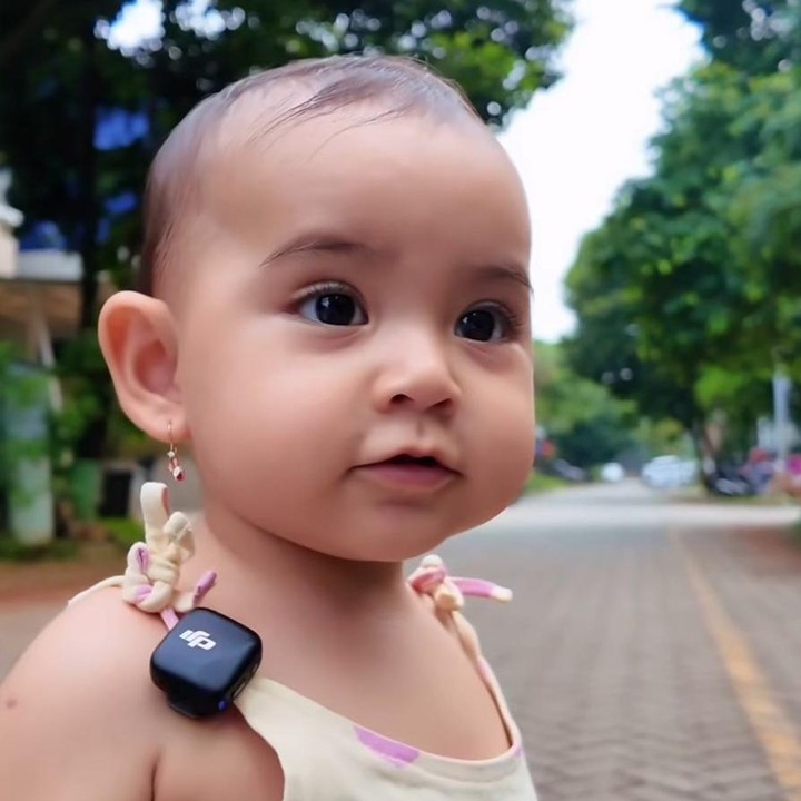 <p>Ketika diajak jalan-jalan di sekitar rumah bersama Ayah dan Bundanya, Victoria terlihat sangat ceria nih. Ia tampak bersemangat bisa main di luar hingga tak berhenti mengoceh. (Foto: Instagram @laura_theux)</p>