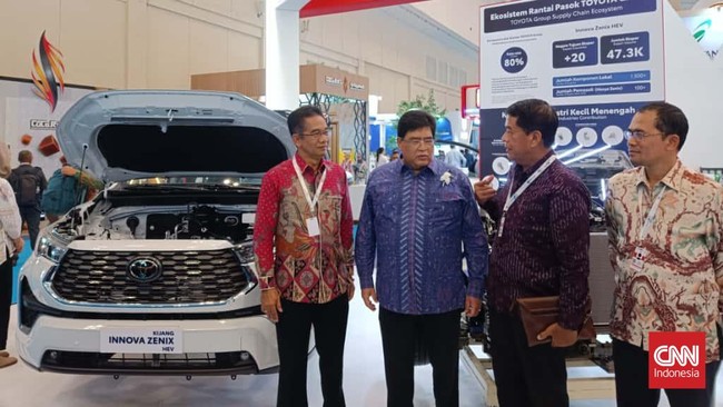 Ekspor mobil dalam bentuk utuh atau CBU oleh Toyota telah berjalan sejak 1987 melalui pengapalan perdana Kijang Generasi ketiga ke Brunei Darussalam.