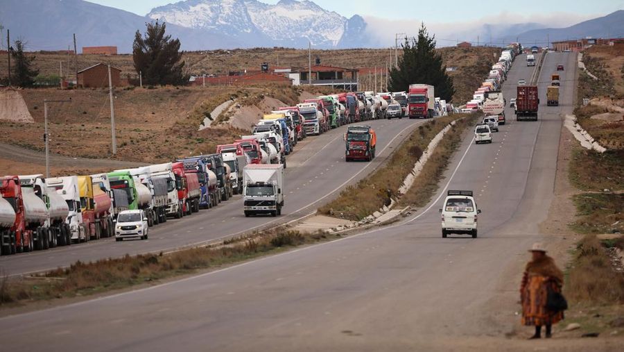 Truk-truk berbaris di jalan dekat pom bensin di tengah kelangkaan bahan bakar yang meluas, menjelang pemilihan putaran kedua 19 Oktober, di Achica Arriba, Bolivia, 14 Oktober 2025. (REUTERS/Adriano Machado)