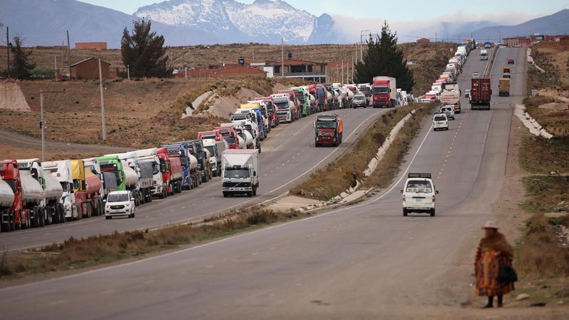 Truk-truk berbaris di jalan dekat pom bensin di tengah kelangkaan bahan bakar yang meluas, menjelang pemilihan putaran kedua 19 Oktober, di Achica Arriba, Bolivia, 14 Oktober 2025. (REUTERS/Adriano Machado)