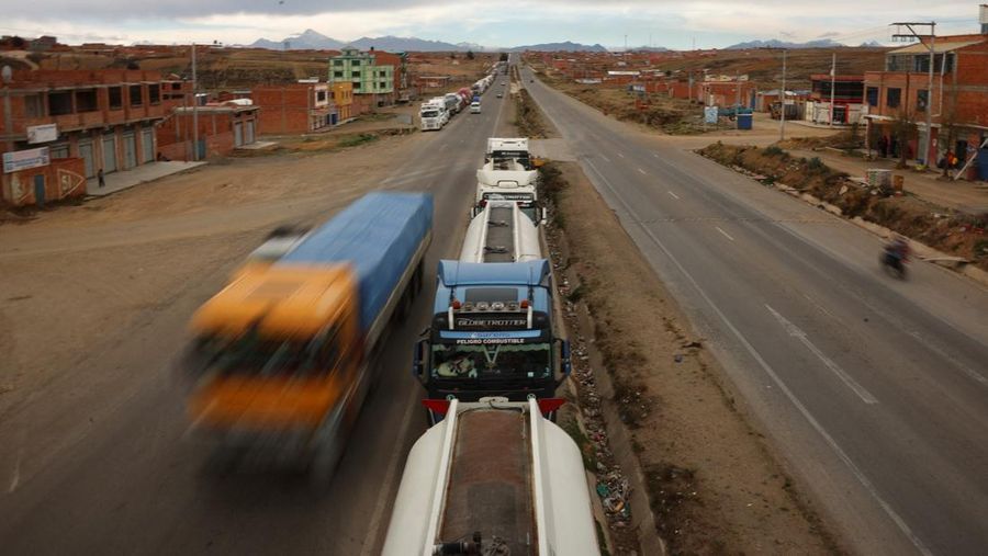 Truk-truk berbaris di jalan dekat pom bensin di tengah kelangkaan bahan bakar yang meluas, menjelang pemilihan putaran kedua 19 Oktober, di Achica Arriba, Bolivia, 14 Oktober 2025. (REUTERS/Adriano Machado)