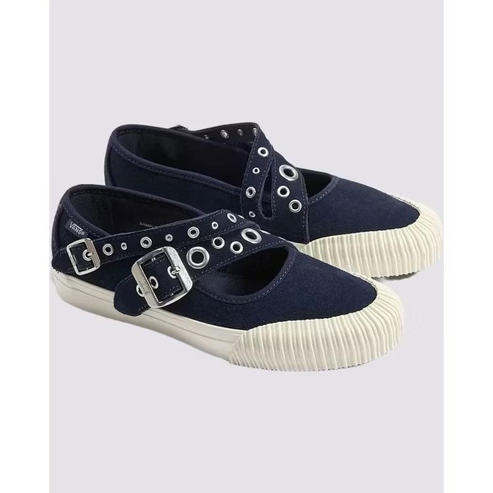 Mengambil inspirasi dari era grunge tahun 90-an, Vans menghadirkan Mary Jane Straps. Sepatu ini menghadirkan detail double-straps dengan aksen metalik, desain buckle dan eyelets-nya bikin sepatu ini kelihatan classy.