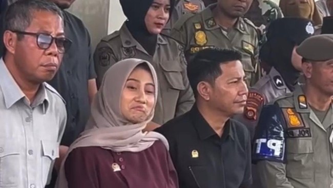 Anggota DPRD Gorontalo Utara Buka Suara Soal Viral Ejek Demonstran Anggota DPRD Gorontalo Utara dari NasDem Dheninda buka suara soal video viral yang memperlihatkan gesture mencibir demonstran.