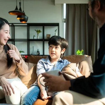 5 Kalimat Orang Tua yang Bikin Anak Merasa Aman