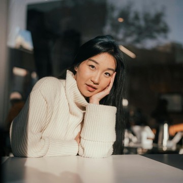 6 Sikap yang Bikin Kamu Terlihat Karismatik di Mata Orang Lain, Effortless Charm Starts Here!