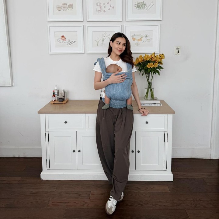 <p>Saat momong anak semata wayangnya, baby Arash, Aaliyah sering terlihat mengenakan pakaian yang simpel namun <em>stylish</em> dan modis. Dalam salah satu foto yang diunggah di Instagram, Aaliyah terlihat cantik meski hanya mengenakan kaos putih dan celana <em>training</em> yang dipadukan dengan sepatu kets. (Foto: Instagram @aaliyah.massaid)</p>