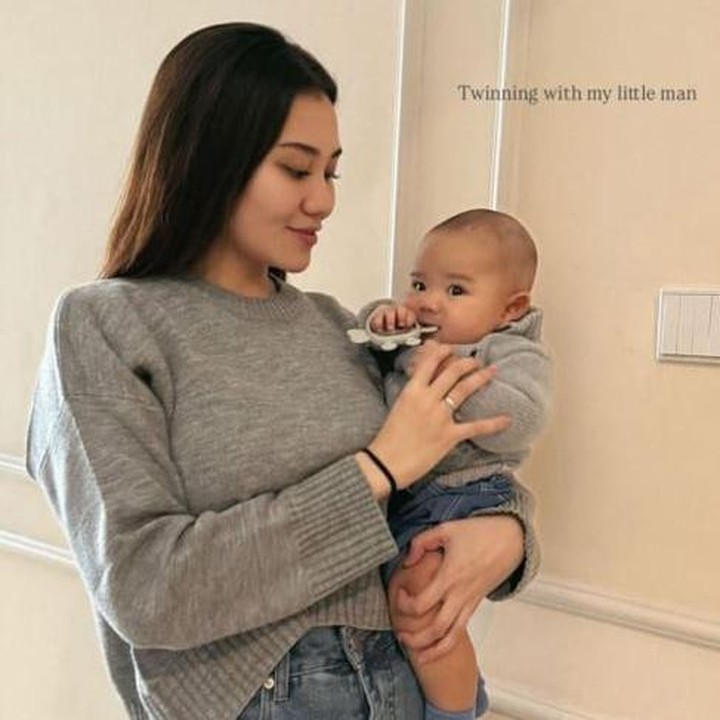 <p><em>Outfit</em> Aaliyah sebelum dan setelah melahirkan tidak banyak berubah. Istri Thariq Halilintar ini masih sering mengenakan pakaian yang <em>stylish</em> dan kerap padu padan dengan warna senada. Bedanya, kali ini Aaliyah mulai sering mengenakan pakaian berwarna sama dengan sang putra. (Foto: Instagram @aaliyah.massaid)</p>