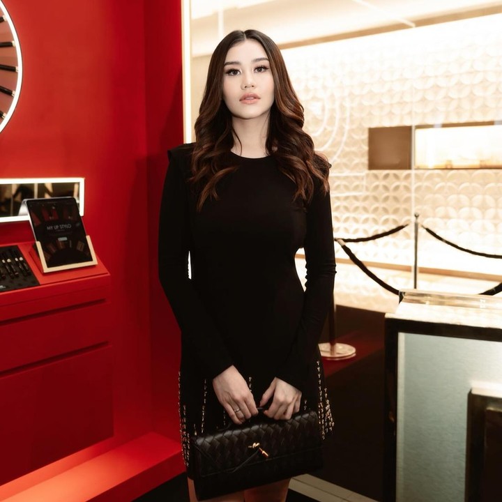 <p>Dalam kesempatan lainnya, Aaliyah memamerkan gaya berbusana serba hitam yang anggun saat menghadiri acara fashion. Aaliyah terlihat sudah kembali langsing usai empat bulan melahirkan. Selain karena rajin olahraga, Aaliyah diketahui berkomitmen untuk memberikan ASI eksklusif pada putranya. (Foto: Instagram @aaliyah.massaid)</p>