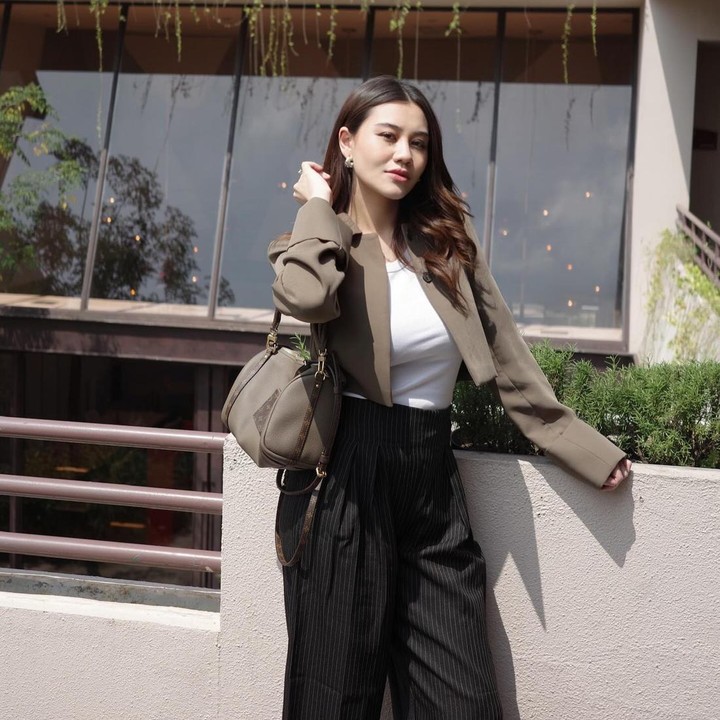 <p><em>Outfit</em> dan penampilan Aaliyah setelah menjadi Bunda sau anak banyak menuai pujian dari netizen. Beberapa netizen mengaku suka dengan pilihan <em>outfit</em> Aaliyah yang membuatnya semakin terlihat cantik. "<em>Masyallah</em> kak aal seriusan dari sekian banyak yg datang aku paling suka penampilan kamu kak jujur kamu terlihat nyaman juga cantik dengan penampilan kamu," tulis akun @sl***. "Suka gaya fashionnya mamahnya arash <em>simple</em>, elegan," ujar @de***. (Foto: Instagram @aaliyah.massaid)</p>
