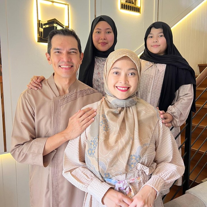 <p>Aktor Adrian Maulana dan istrinya Dessy Ilsanty baru saja merayakan ulang tahun pernikahan ke-24 tahun, Bunda. Keduanya resmi menikah pada 15 Oktober 2001 dan telah dikaruniai dua anak perempuan, bernama Sharla Martiza Maulanaputri dan Sheza Medina Maulanaputri. (Foto: Instagram @adrianmaulana)</p>