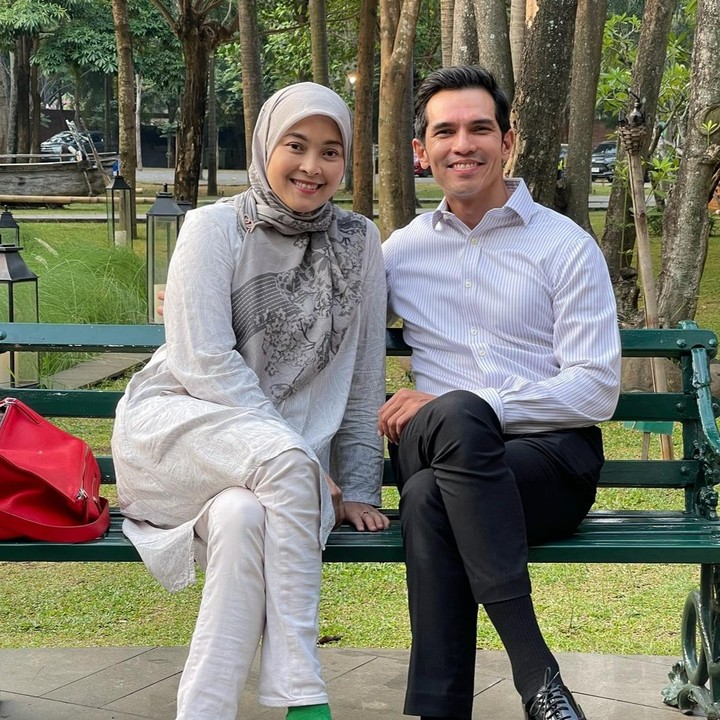 <p>Di hari ulang tahun pernikahannya, Adrian membagikan momen kebersamaan dengan sang istri. Pria 47 tahun ini juga menuliskan pesan romantis untuk Dessy. 24 tahun bersama, 15 Oktober. "Bukan waktu yang singkat, tapi juga bukan tentang lamanya waktu..tapi bagaimana kita belajar bareng untuk terus tumbuh. Suka, duka, tawa dan air mata sudah kita lalui. Bersyukur di setiap langkah, Allah selalu hadir di antara kita..jadi penuntun, penenang, sekaligus penguat," tulis Adrian. (Foto: Instagram @adrianmaulana)</p>