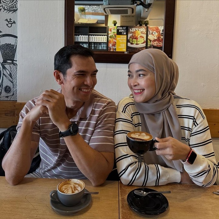 <p>Unggahan Adrian dibalas oleh Dessy dengan doa terbaik untuknya dan sang suami. "24 tahun yang penuh makna, Semoga kita selalu disayang Allah SWT yaaa Yah. <em>InsyaAllah</em> siap untuk terus belajar, terus memperbaiki diri, terus melangkah bersama. Semoga Allah SWT mampukan aku untuk menjadi pasangan hidup sebaik-baknya bagi Ayah. <em>Aamiin Yaa Robbal&rsquo;aalamiin</em>," tulis Dessy. (Foto: Instagram @adrianmaulana)</p>