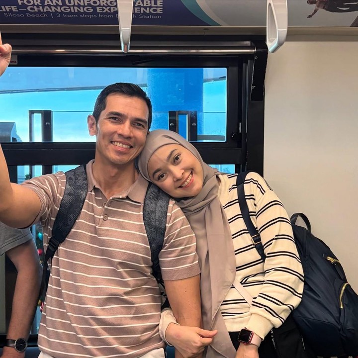 <p>Melalui unggahan ini, Adrian juga mengucapkan rasa terima kasih kepada sang istri yang sudah mendampinginya selama 24 tahun. Baginya, Dessy tak hanya pasangan hidup, tapi juga teman yang selalu ada di sampingnya. "Terima kasih Bunda yang setia mendampingi Ayah dan saling mengingatkan agar kita berada di jalanNya..setiap kali langkah ini terkadang goyah. Bunda bukan sekadar pasangan hidup, tapi juga sahabat, teman ngopi, teman olahraga, tempat curhatnya Ayah.. Kamu anugerah terbaik yang Allah titipkan dalam perjalanan ini," ungkap sang aktor. (Foto: Instagram @adrianmaulana)</p>