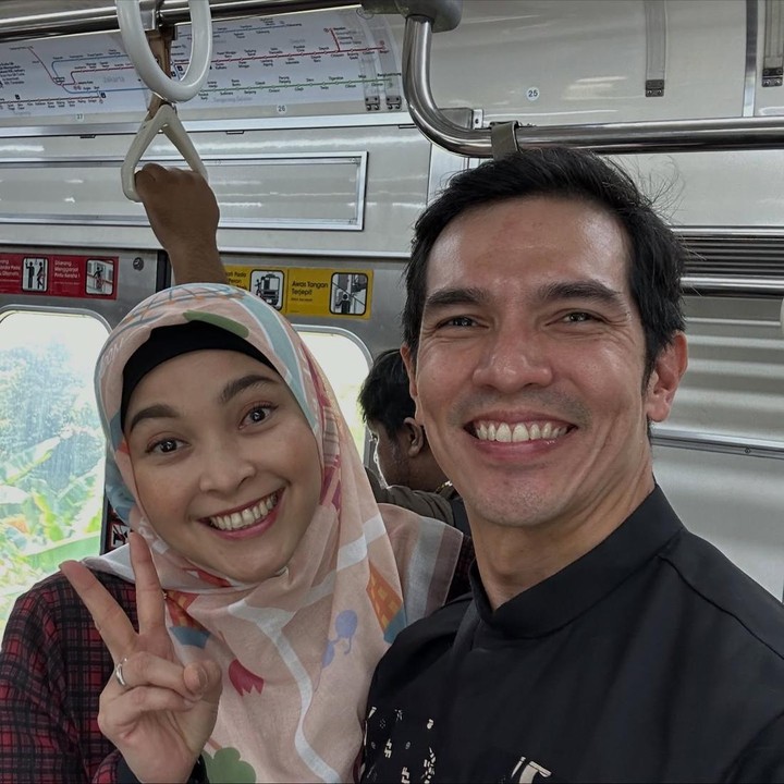 <p>Selama 24 tahun menikah, rumah tangga Adrian dan Dessy jauh dari gosip miring, Bunda. Pasangan ini tak hanya dikenal harmonis tapi juga kerap menjalani<em> frugal living</em>. Dalam berbagai kesempatan, Adrian dan sang istri sering naik transportasi umum sebagai bagian dari gaya hidup yang efisien dan hemat. (Foto: Instagram @adrianmaulana)</p>