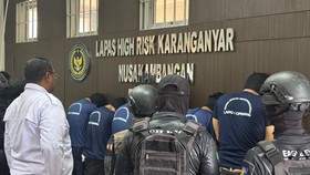 Ammar Zoni dan sejumlah tahanan digiring ke Nusakambangan