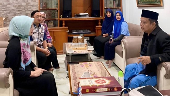 Istri Ridwan Kamil, Atalia Praratya sowan ke Ketua PCNU Kota Bandung K.H. Ahmad Haedar, sehari setelah rumahnya digeruduk santri buntut pernyataan soal ponpes.