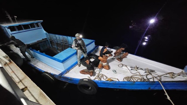 Bakamla Ringkus Perompak Batu Bara di Laut Kaltim Bakamla RI menggagalkan dugaan aksi perompakan terhadap kapal tugboat (TB) Kingston 818 dan tongkang Asiabay 106 di perairan Kalimantan Timur.