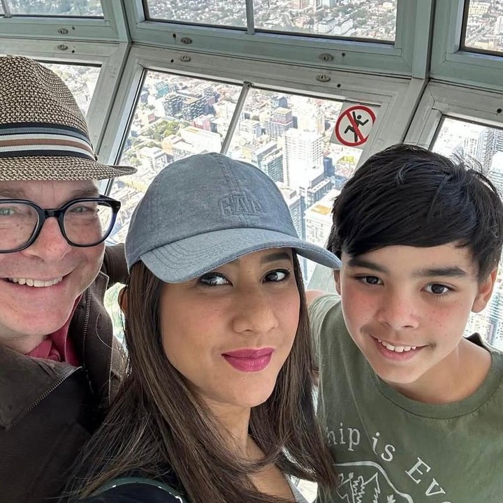 <p>Belum lama ini, ia juga membagikan momen kebersamaan bersama keluarganya. "<em>September in Toronto with my 2 favourite boys</em>," tulis Cut Memey melalui Instagramnya. (Foto: Instagram @cutmemey)</p>