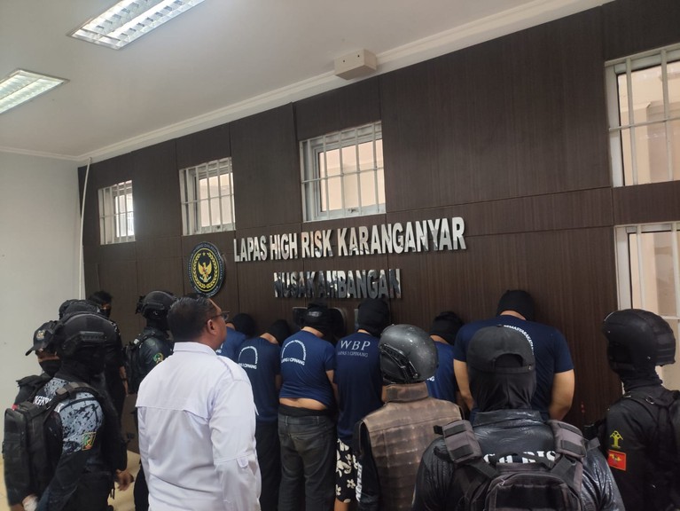 Foto-foto Penampakan Ammar Zoni Dipindah ke Nusakambangan Foto-foto Penampakan Ammar Zoni Dipindah ke Nusakambangan