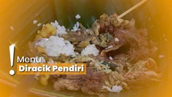 Mencicipi Nasi Tekor Bali dengan Lauk Spesial, Penyajian di Wadah Bambu!