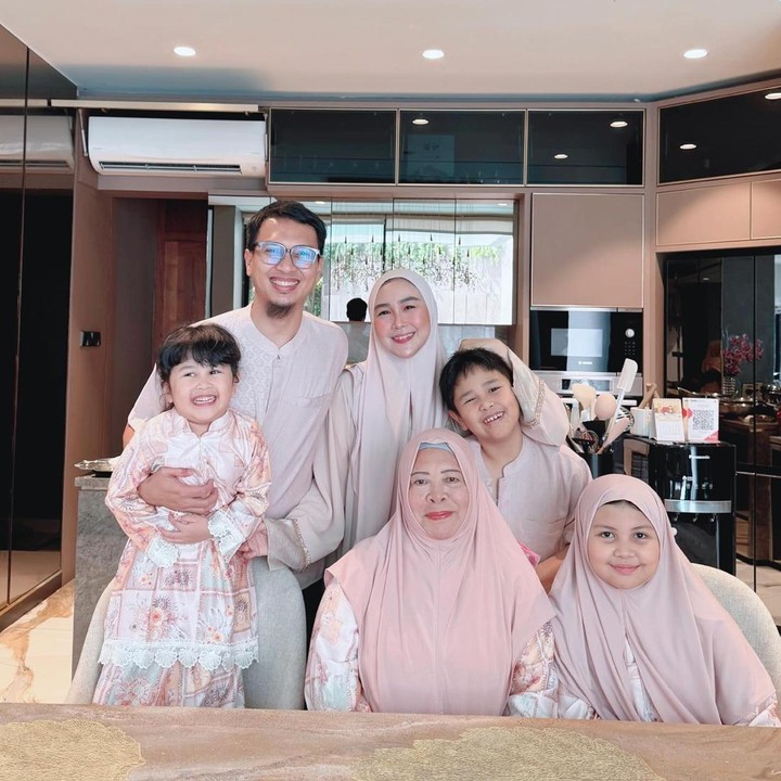 <p>Sama halnya dengan Hendra, Mohammad Ahsan juga sudah memiliki bisnis sebelum pensiun. Ayah tiga anak ini diketahui memiliki bisnis properti di kawasan Bogor. Setelah gantung sepatu, Ahsan lalu membangun bisnis kuliner bersama istrinya Christine Novitania. Istri Ahsan sudah beberapa bulan ini menjalani bisnis kedai kue di Pasar Intermoda Tangerang Selatan. (Foto: Instagram @king.chayra)</p>