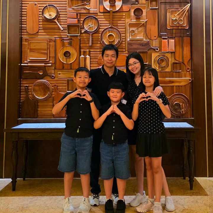 <p>Sebelum pensiun, Hendra Setiawan sudah memiliki beberapa bisnis, seperti kos-kosan dan kuliner. Hendra tampaknya sudah menyiapkan bisnis-bisnis untuk menemani masa pensiunnya. Selain sibuk berbisnis, pria 41 tahun ini juga mulai banyak meluangkan waktu dengan istri dan tiga anaknya. (Foto: Instagram @sansan_san)</p>