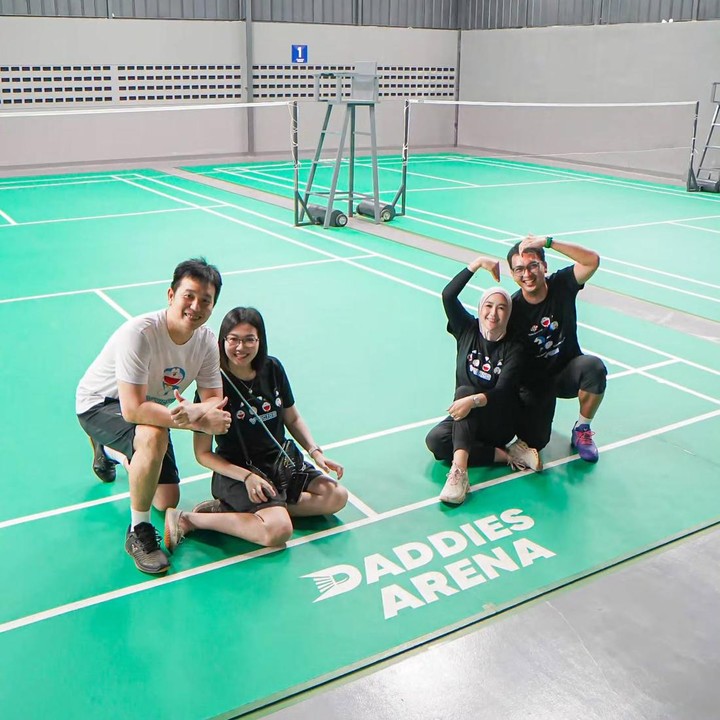 <p>Hendra dan Ahsan sudah dari jauh hari berencana membangun bisnis ini, Bunda. Keduanya sengaja memilih lokasi di Tangerang Selatan karena dekat dengan tempat tinggal mereka. "<em>Planning</em> sudah dari tahun lalu, kan juga kebetulan tinggal dekat sini. Lalu kami survei-survei tanah yang strategis dan besar juga, kemudian dapat di sini," kata Ahsan. (Foto: Instagram @king.chayra)</p>