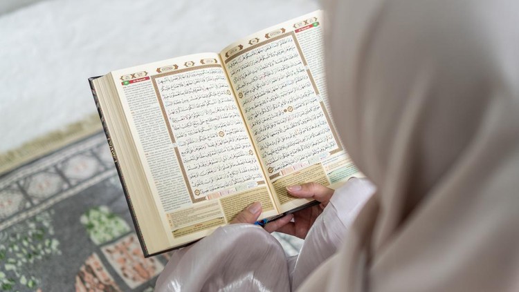 Ilustrasi baca al-qur'an Ilustrasi baca al-qur'an