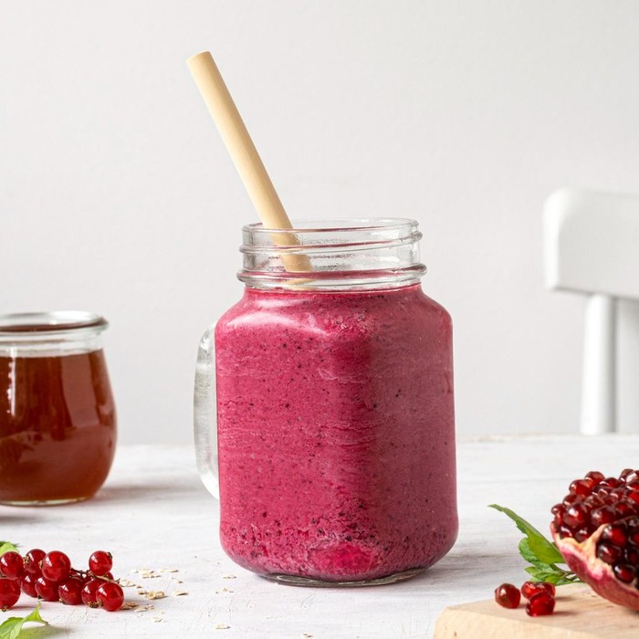 Buah naga adalah salah satu buah-buahan yang kaya akan serat, vitamin C, dan mineral. Kamu bisa mengolah buah ini menjadi smoothie dan mengonsumsinya saat cuaca terik.